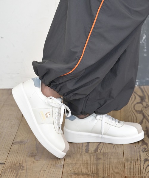 BETTY CLUB（ベティクラブ）の「moz(モズ) 厚底軽量  メタルロゴ スムース×スウェード調スニーカー（スニーカー・レディース・ブラック/ライトブルー/ホワイト・22.5cm/23.0cm/23.5cm/24.0cm/24.5cm）」の11枚目の写真