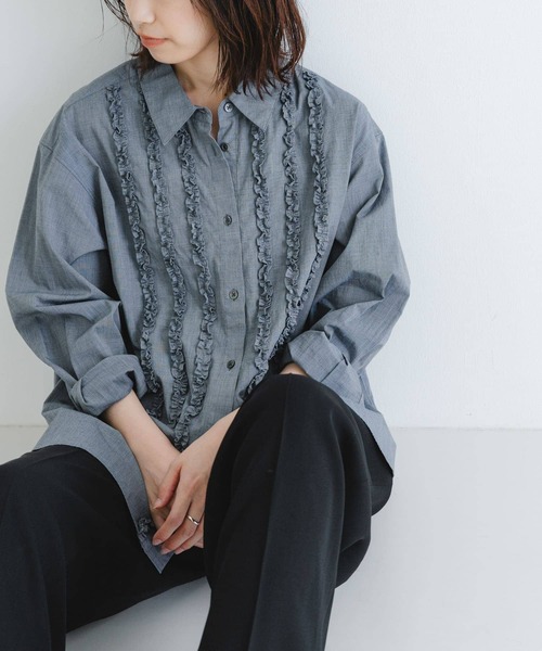 URBAN RESEARCH（アーバンリサーチ）の「レギュラーカラーフリルシャツ（シャツ/ブラウス・レディース・オフホワイト/ブルー/グレー・FREE）」の3枚目の写真