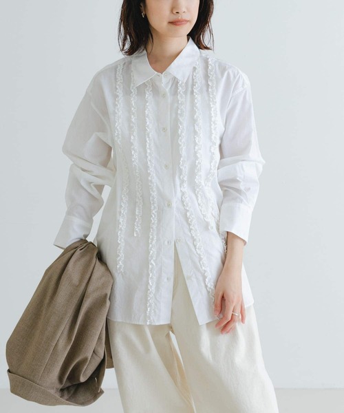 URBAN RESEARCH（アーバンリサーチ）の「レギュラーカラーフリルシャツ（シャツ/ブラウス・レディース・オフホワイト/ブルー/グレー・FREE）」の2枚目の写真