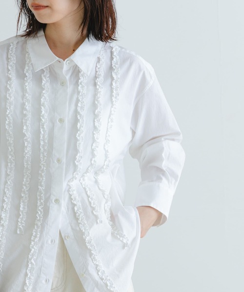 URBAN RESEARCH（アーバンリサーチ）の「レギュラーカラーフリルシャツ（シャツ/ブラウス・レディース・オフホワイト/ブルー/グレー・FREE）」の4枚目の写真