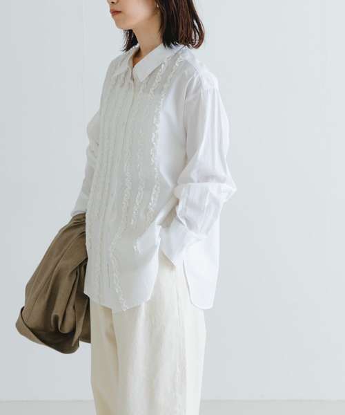 URBAN RESEARCH（アーバンリサーチ）の「レギュラーカラーフリルシャツ（シャツ/ブラウス・レディース・オフホワイト/ブルー/グレー・FREE）」の5枚目の写真