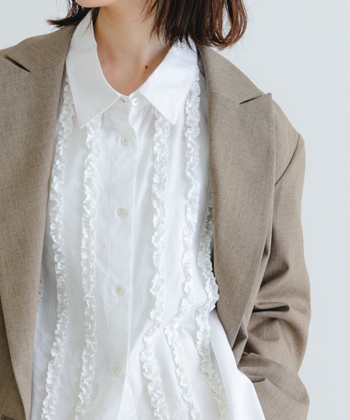 URBAN RESEARCH（アーバンリサーチ）の「レギュラーカラーフリルシャツ（シャツ/ブラウス・レディース・オフホワイト/ブルー/グレー・FREE）」の8枚目の写真