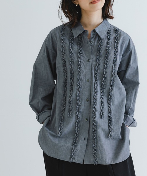 URBAN RESEARCH（アーバンリサーチ）の「レギュラーカラーフリルシャツ（シャツ/ブラウス・レディース・オフホワイト/ブルー/グレー・FREE）」の11枚目の写真