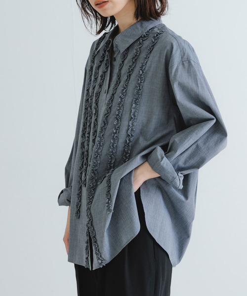 URBAN RESEARCH（アーバンリサーチ）の「レギュラーカラーフリルシャツ（シャツ/ブラウス・レディース・オフホワイト/ブルー/グレー・FREE）」の12枚目の写真