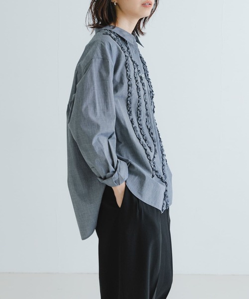 URBAN RESEARCH（アーバンリサーチ）の「レギュラーカラーフリルシャツ（シャツ/ブラウス・レディース・オフホワイト/ブルー/グレー・FREE）」の14枚目の写真