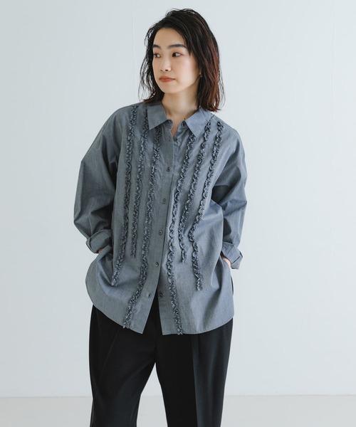 URBAN RESEARCH（アーバンリサーチ）の「レギュラーカラーフリルシャツ（シャツ/ブラウス・レディース・オフホワイト/ブルー/グレー・FREE）」の15枚目の写真