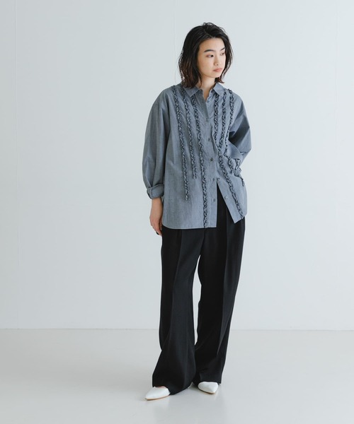 URBAN RESEARCH（アーバンリサーチ）の「レギュラーカラーフリルシャツ（シャツ/ブラウス・レディース・オフホワイト/ブルー/グレー・FREE）」の16枚目の写真