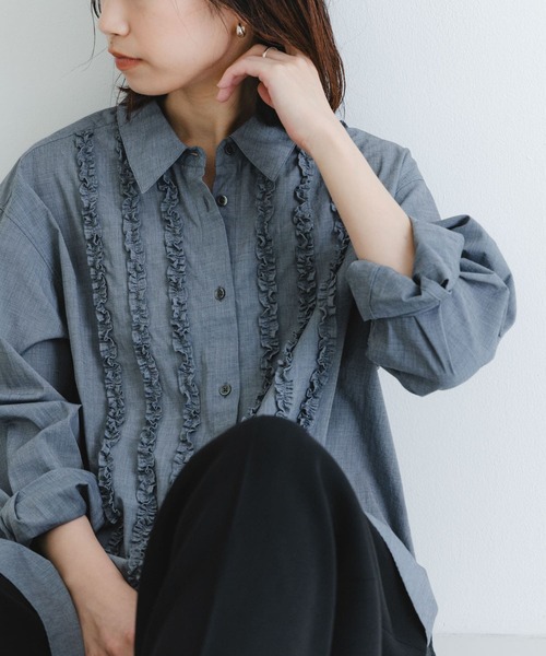 URBAN RESEARCH（アーバンリサーチ）の「レギュラーカラーフリルシャツ（シャツ/ブラウス・レディース・オフホワイト/ブルー/グレー・FREE）」の17枚目の写真