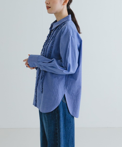 URBAN RESEARCH（アーバンリサーチ）の「レギュラーカラーフリルシャツ（シャツ/ブラウス・レディース・オフホワイト/ブルー/グレー・FREE）」の18枚目の写真