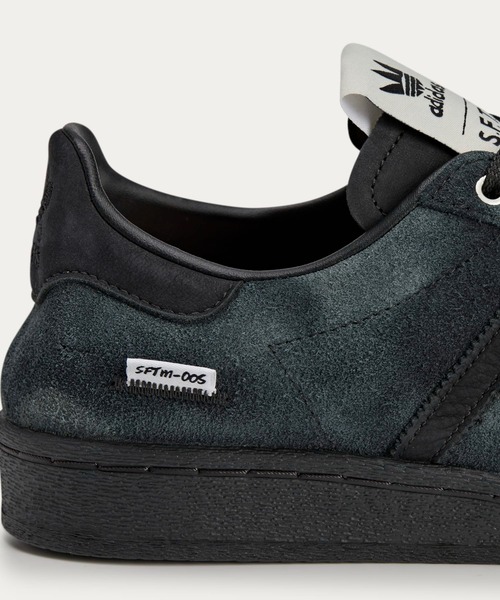 adidas（アディダス）の「スーパースター 82 SFTM / SUPERSTAR 82 SFTM / アディダスオリジナルス adidas Originals（スニーカー・メンズ・ブラック・25.0cm/24.0cm/23.0cm/29.5cm/28.5cm/27.5cm/26.5cm/25.5cm/24.5cm/23.5cm/27.0cm/26.0cm/22.5cm/29.0cm/28.0cm）」の3枚目の写真