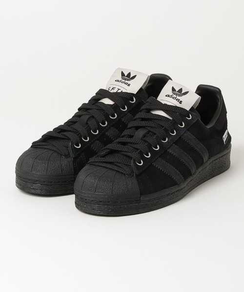 adidas（アディダス）の「スーパースター 82 SFTM / SUPERSTAR 82 SFTM / アディダスオリジナルス adidas Originals（スニーカー・メンズ・ブラック・25.0cm/24.0cm/23.0cm/29.5cm/28.5cm/27.5cm/26.5cm/25.5cm/24.5cm/23.5cm/27.0cm/26.0cm/22.5cm/29.0cm/28.0cm）」の4枚目の写真