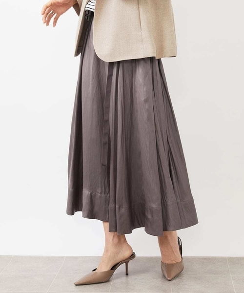 MICHEL KLEIN（ミッシェル・クラン）の「レザーライクサテンフレアスカート（スカート・レディース・カーキ/イエロー・38）」の2枚目の写真