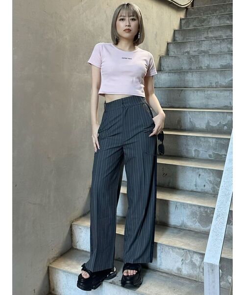 MURUA(ムルーア)の「テレコロゴクロップドT(Tシャツ/カットソー・レディース・ホワイト/ピンク/モカ/ブラック/ブルー・FREE)」の9枚目の写真