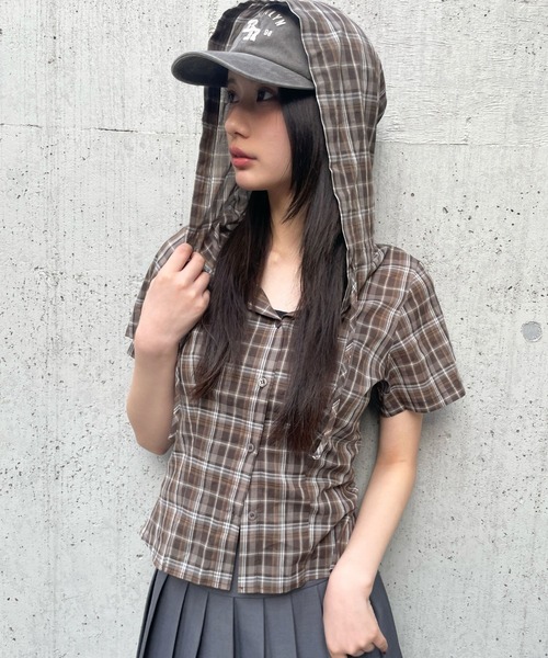 FOREVER 21（フォーエバー トゥエンティーワン）の「【2025SS】チェックフーディコンパクト半袖シャツ（シャツ/ブラウス・レディース・ブルー/ブラウン/イエロー・FREE）」の2枚目の写真