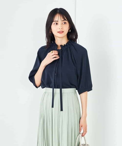 a.v.v(アーヴェヴェ)の「フリルネックボウタイブラウス(シャツ/ブラウス・レディース・アイボリー/グレー系その他/ネイビー・34/38/36/40/42)」の4枚目の写真