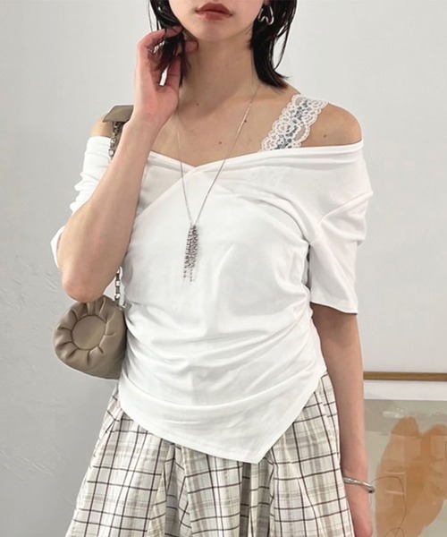 Jewelobe(ジュエローブ)の「カシュクールレースストラップオフショルTシャツ(Tシャツ/カットソー・レディース・ホワイト/ブラック/ブルー・FREE)」の2枚目の写真