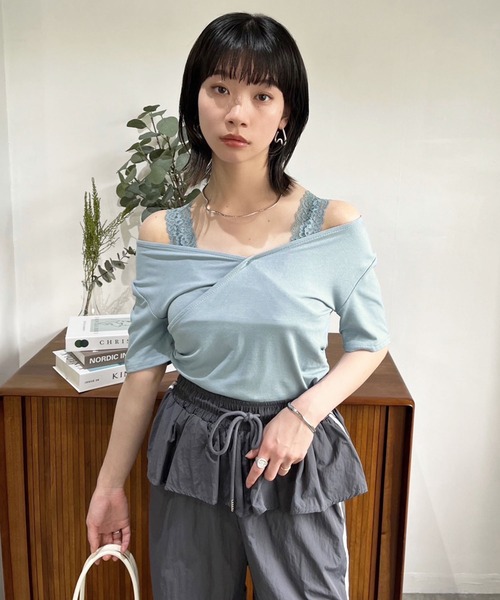 Jewelobe(ジュエローブ)の「カシュクールレースストラップオフショルTシャツ(Tシャツ/カットソー・レディース・ホワイト/ブラック/ブルー・FREE)」の11枚目の写真