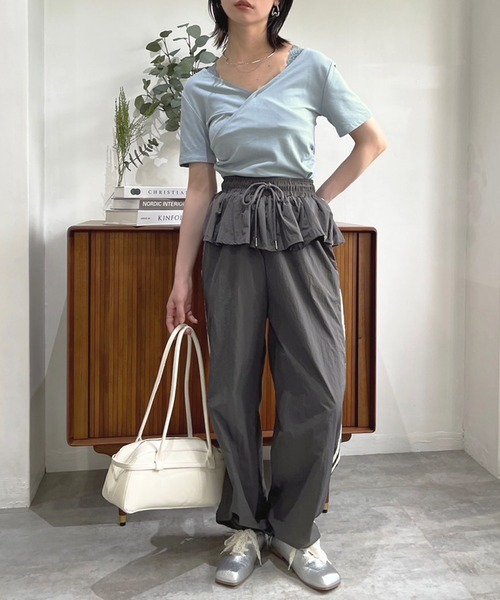 Jewelobe(ジュエローブ)の「カシュクールレースストラップオフショルTシャツ(Tシャツ/カットソー・レディース・ホワイト/ブラック/ブルー・FREE)」の4枚目の写真