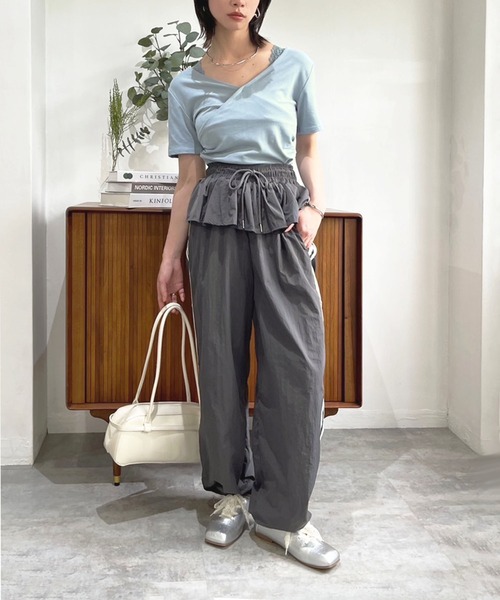 Jewelobe(ジュエローブ)の「カシュクールレースストラップオフショルTシャツ(Tシャツ/カットソー・レディース・ホワイト/ブラック/ブルー・FREE)」の6枚目の写真