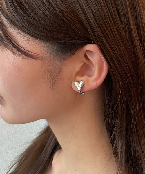 FOREVER 21(フォーエバー トゥエンティーワン)の「ハートデザインイヤリング2(イヤリング・レディース・シルバー/ゴールド・FREE)」の2枚目の写真