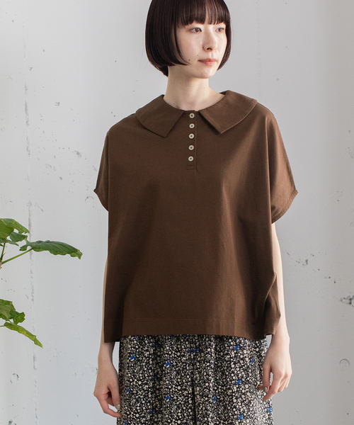 POU DOU DOU(プードゥドゥ)の「並びボタン衿付きトップス(Tシャツ/カットソー・レディース・レッド/オフホワイト/ネイビー/ブラウン・M)」の1枚目の写真