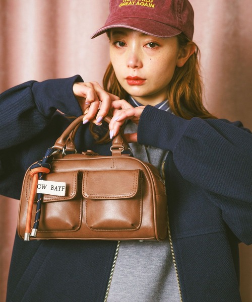 BAYFLOW（ベイフロー）の「[500mlのペットボトルが入る]チャーム付きＷポケットボストン（ボストンバッグ・レディース・ブラック/アイボリー/ブラウン・FREE）」の3枚目の写真