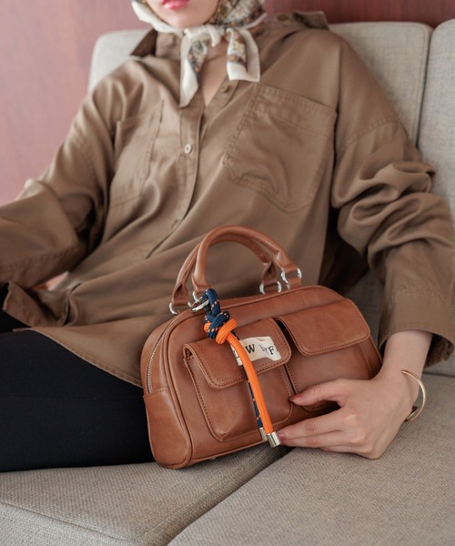 BAYFLOW（ベイフロー）の「[500mlのペットボトルが入る]チャーム付きＷポケットボストン（ボストンバッグ・レディース・ブラック/アイボリー/ブラウン・FREE）」の7枚目の写真