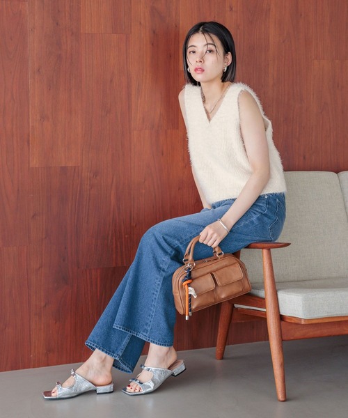 BAYFLOW（ベイフロー）の「[500mlのペットボトルが入る]チャーム付きＷポケットボストン（ボストンバッグ・レディース・ブラック/アイボリー/ブラウン・FREE）」の5枚目の写真