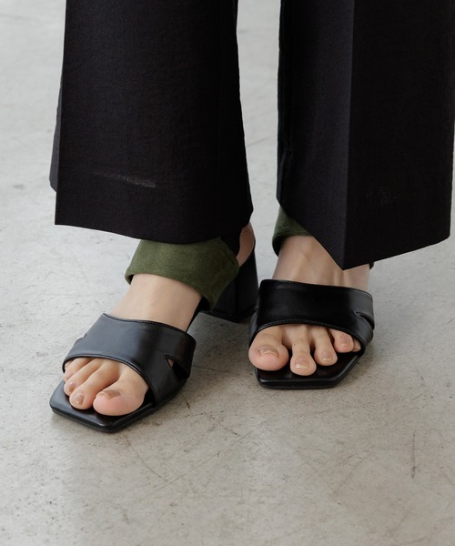 Elura(エルーラ)の「ゴムベルトヒールサンダル(サンダル・レディース・ブラック/ベージュ・LARGE/MEDIUM/SMALL)」の2枚目の写真