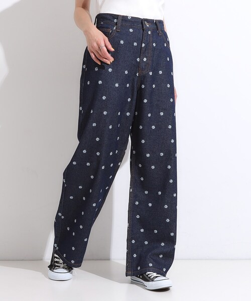 Cutie Blonde(キューティーブロンド)の「【S-LL】周りと差がつく デイジー柄デニムワイドパンツ(デニムパンツ・レディース・ネイビー系5/ブルー系6・01/04/03/02)」の3枚目の写真