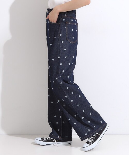 Cutie Blonde(キューティーブロンド)の「【S-LL】周りと差がつく デイジー柄デニムワイドパンツ(デニムパンツ・レディース・ネイビー系5/ブルー系6・01/04/03/02)」の4枚目の写真