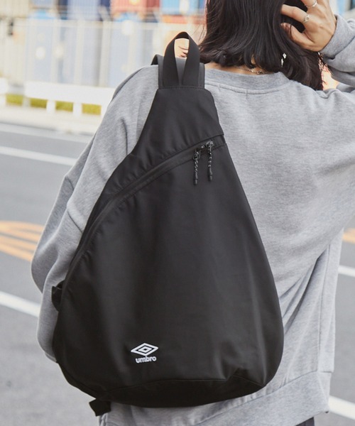 UMBRO（アンブロ）の「UMBRO/アンブロ 別注　ナイロンワンショルダーボディーバッグ（ショルダーバッグ・レディース・ブラック/チャコールグレー/ダークネイビー・FREE）」の4枚目の写真