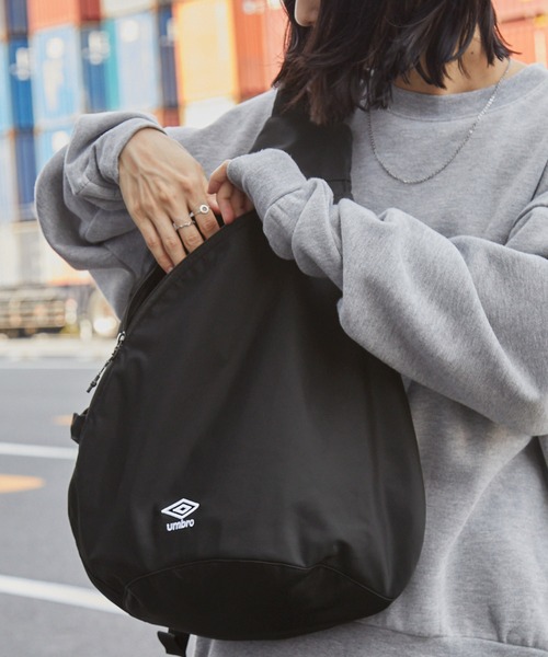【即完売】UMBRO ショルダーバッグ　スリングバッグ　ワンショルダーバッグ UMBRO別注ナイロンワンショルダーボディーバッグ MONO-MART