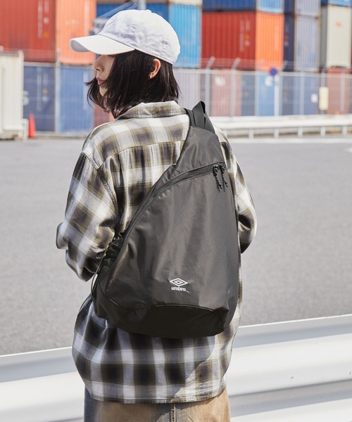 【即完売】UMBRO ショルダーバッグ　スリングバッグ　ワンショルダーバッグ UMBRO別注ナイロンワンショルダーボディーバッグ MONO-MART