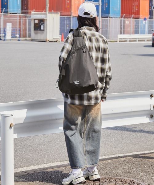 UMBRO（アンブロ）の「UMBRO/アンブロ 別注　ナイロンワンショルダーボディーバッグ（ショルダーバッグ・レディース・ブラック/チャコールグレー/ダークネイビー・FREE）」の17枚目の写真