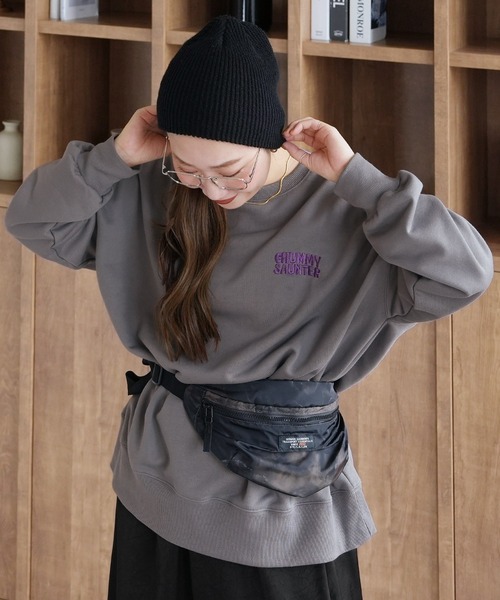 reca(レカ)の「お散歩フレンズロゴ発泡プリント&刺繍BIGスウェット(スウェット・レディース・チャコールグレー/ブルー/オートミール/キナリ/ネイビー/グレイッシュベージュ/グレー・FREE)」の3枚目の写真