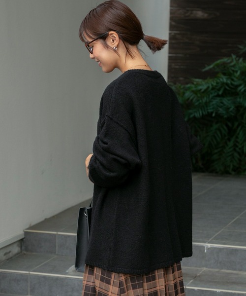 THE CRAFT CREW PRODUCTS(ザクラフトクループロダクツ)の「ウォッシャブル オーバーサイズ Vネックニットカーディガン / 静電気防止【THE CRAFT CREW PRODUCTS】(カーディガン/ボレロ・レディース・マスタード/ネイビー/ライトグレー/ワイン系/ブラウン系/ブラック/アイボリー・L/M)」の19枚目の写真