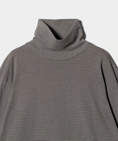 Yonetomi（ヨネトミ）の「＜Yonetomi＞GARMENT DYED BORDER T-SHIRT/ボーダー タートルネック ロングTシャツ（Tシャツ/カットソー・メンズ・ネイビー/ベージュ/ダークグレー・3/2）」の9枚目の写真
