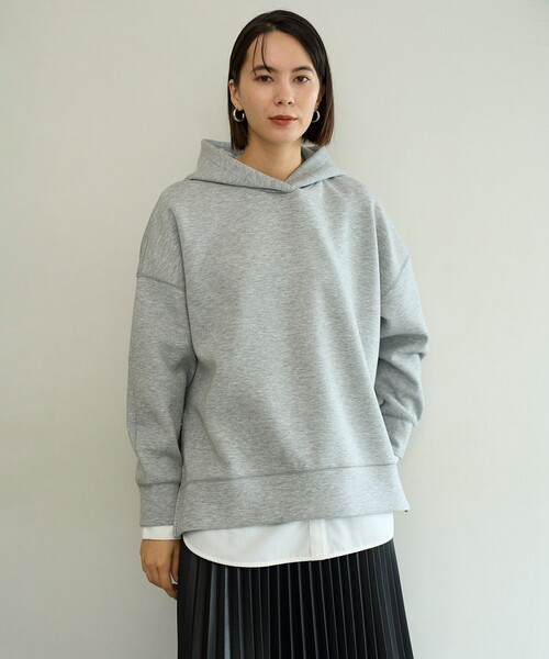 UNFILO(アンフィーロ)の「BEAUTY FORM JERSEY サイドZIP フーディ(パーカー・レディース・ダークブラウン系/ピンク系/ライトグレー系/グレー系/アイボリー系/ブラック系・MEDIUM/SMALL)」の2枚目の写真