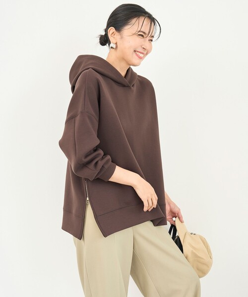UNFILO(アンフィーロ)の「BEAUTY FORM JERSEY サイドZIP フーディ(パーカー・レディース・ダークブラウン系/ピンク系/ライトグレー系/グレー系/アイボリー系/ブラック系・MEDIUM/SMALL)」の9枚目の写真
