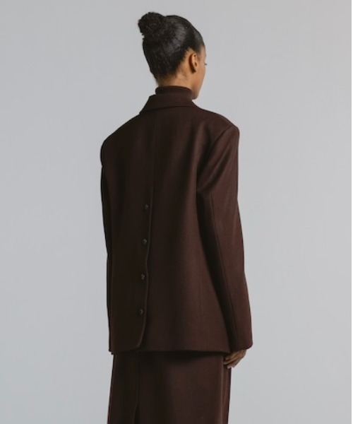 CINOH(チノ)の「CAVARLY TWILL BACK BUTTON JACKET(テーラードジャケット・レディース・ブラック/ブラウン・38)」の5枚目の写真