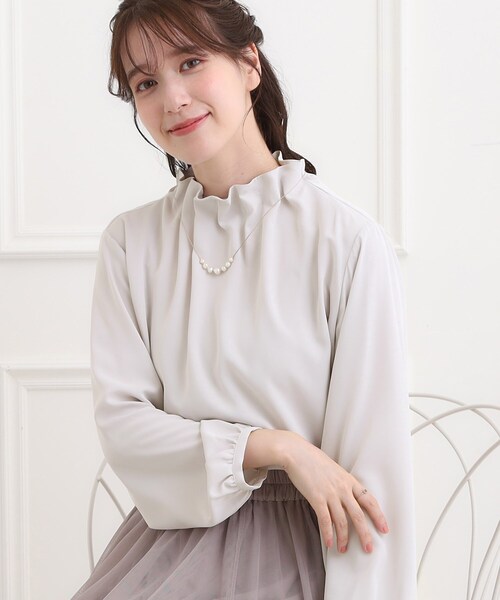 SHOO・LA・RUE（シューラルー）の「【洗濯機可/S-3L】上品で華やか スタンドフリルブラウス（シャツ/ブラウス・レディース・オフホワイト/ライトベージュ/ブラック・01/02/03/04/05）」の3枚目の写真