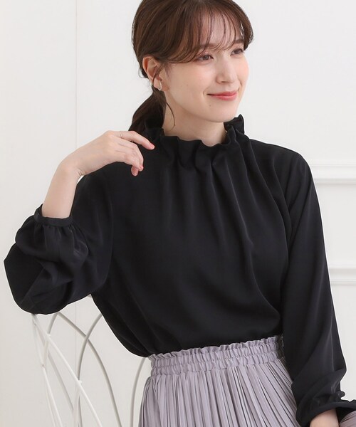 SHOO・LA・RUE（シューラルー）の「【洗濯機可/S-3L】上品で華やか スタンドフリルブラウス（シャツ/ブラウス・レディース・オフホワイト/ライトベージュ/ブラック・01/02/03/04/05）」の2枚目の写真