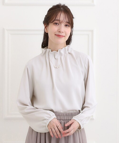 SHOO・LA・RUE（シューラルー）の「【洗濯機可/S-3L】上品で華やか スタンドフリルブラウス（シャツ/ブラウス・レディース・オフホワイト/ライトベージュ/ブラック・01/02/03/04/05）」の16枚目の写真