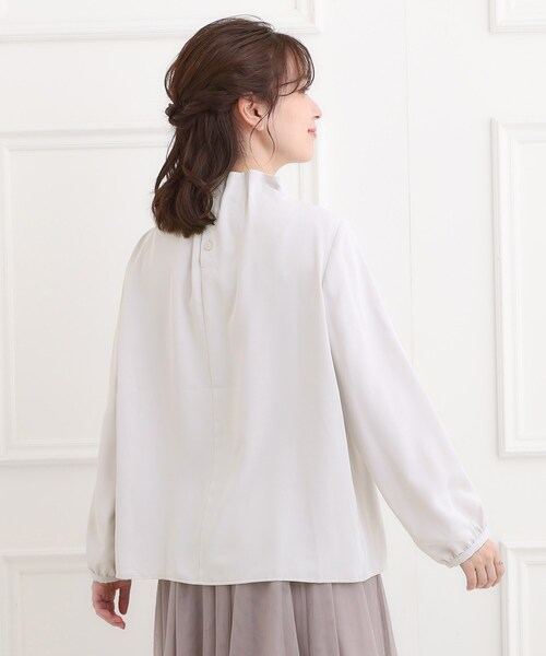 SHOO・LA・RUE（シューラルー）の「【洗濯機可/S-3L】上品で華やか スタンドフリルブラウス（シャツ/ブラウス・レディース・オフホワイト/ライトベージュ/ブラック・01/02/03/04/05）」の15枚目の写真