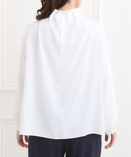 SHOO・LA・RUE（シューラルー）の「【洗濯機可/S-3L】上品で華やか スタンドフリルブラウス（シャツ/ブラウス・レディース・オフホワイト/ライトベージュ/ブラック・01/02/03/04/05）」の10枚目の写真