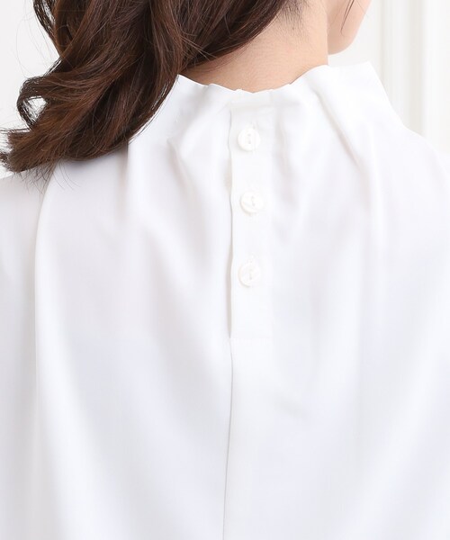 SHOO・LA・RUE（シューラルー）の「【洗濯機可/S-3L】上品で華やか スタンドフリルブラウス（シャツ/ブラウス・レディース・オフホワイト/ライトベージュ/ブラック・01/02/03/04/05）」の8枚目の写真