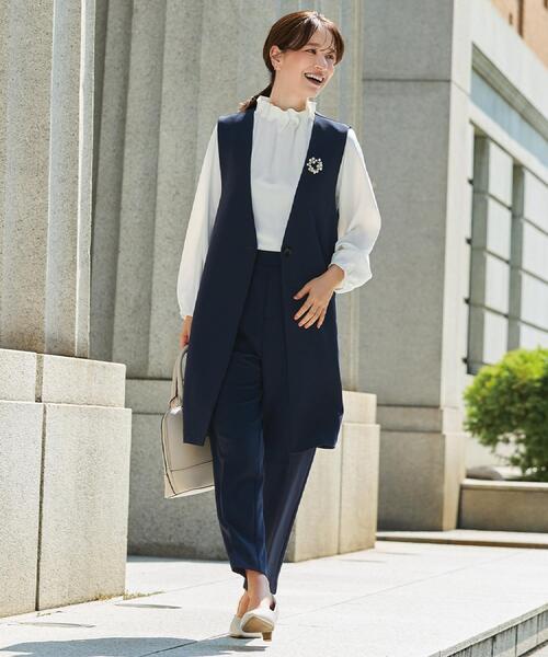 SHOO・LA・RUE（シューラルー）の「【洗濯機可/S-3L】上品で華やか スタンドフリルブラウス（シャツ/ブラウス・レディース・オフホワイト/ライトベージュ/ブラック・01/02/03/04/05）」の4枚目の写真