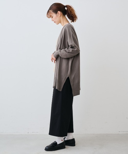IEDIT（イディット）の「ＩＥＤＩＴ　シェル風ボタンがポイント　華奢見えヒラっとカーディガン（カーディガン/ボレロ・レディース・グレー/ブルーグリーン・3L/LL/L/M/S）」の4枚目の写真