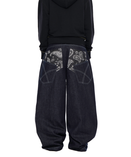 AAKAM(アーカム)の「Knee Pin-Tuck Paisley Denim Pants (Black)(デニムパンツ・レディース・その他・1/2)」の1枚目の写真
